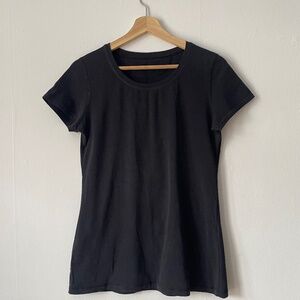 LULULEMON black t-shirt